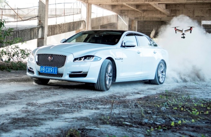 Jaguar XJ VS drone