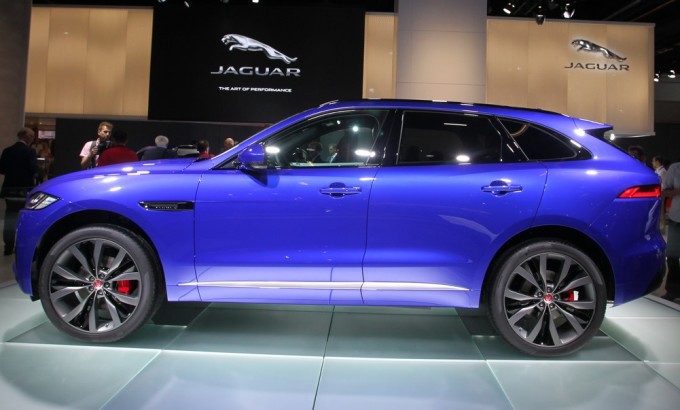 Jaguar F-Pace stella luccicante a Roma nell’esclusiva serata di gala [VIDEO]