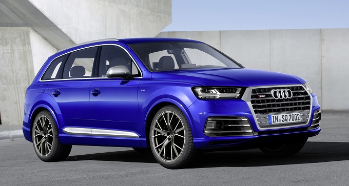 Nuovo Audi SQ7: che sfida con il Red Bull Alpha Jet [VIDEO]