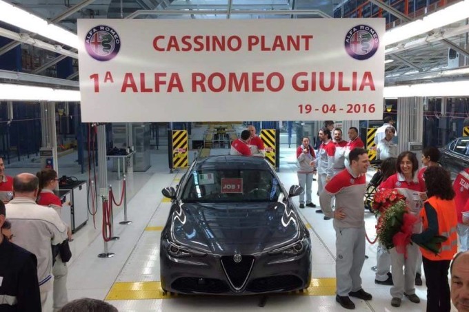 Alfa Romeo Giulia, ci siamo: il primo modello in posa a Cassino