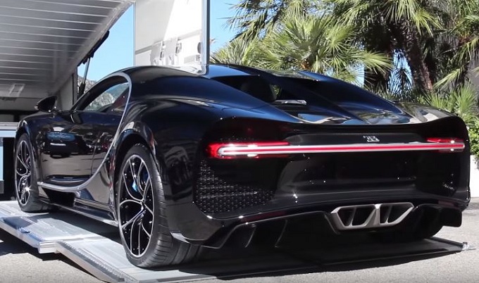 Bugatti Chiron filmata durante l’approdo in concessionaria a Monaco [VIDEO]