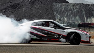 Nissan GT-R Nismo fissa il nuovo record mondiale di velocità in drift: 304,96 km/h [FOTO]