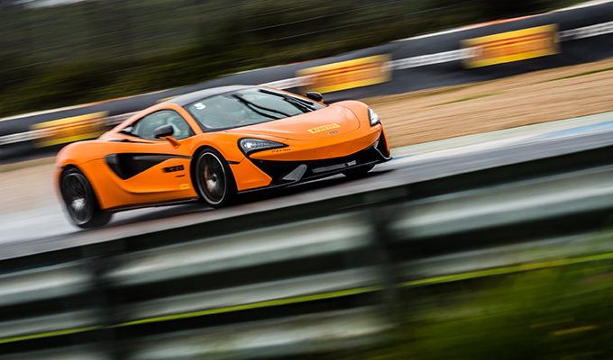 Pirelli P Zero 2016, supercar show all’Estoril per le nuove high performance [FOTO e VIDEO TEST]