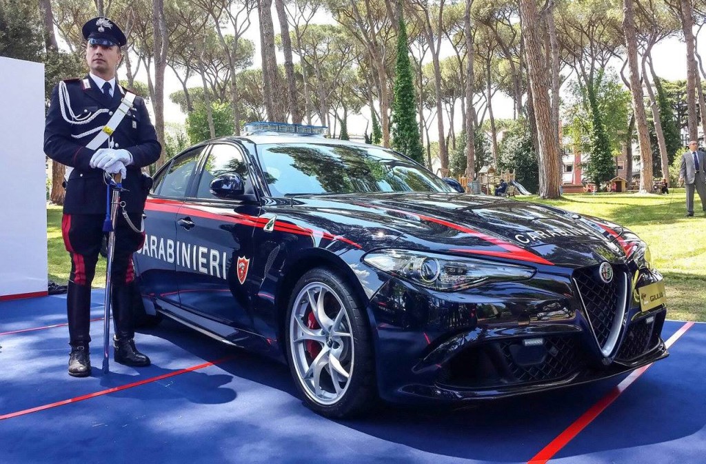 Alfa Romeo Giulia Carabinieri Consegnate All Arma Le Due Nuove Gazzelle Foto