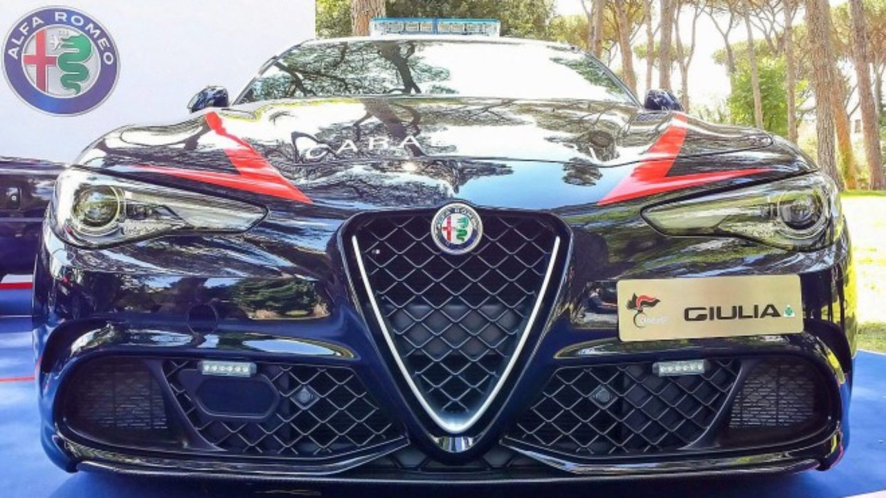 Alfa Romeo Giulia Carabinieri Consegnate All Arma Le Due Nuove Gazzelle Foto