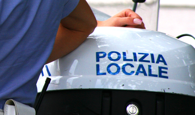 “Nonna sprint” fugge alla vista del posto di blocco: guidava senza patente da 27 anni