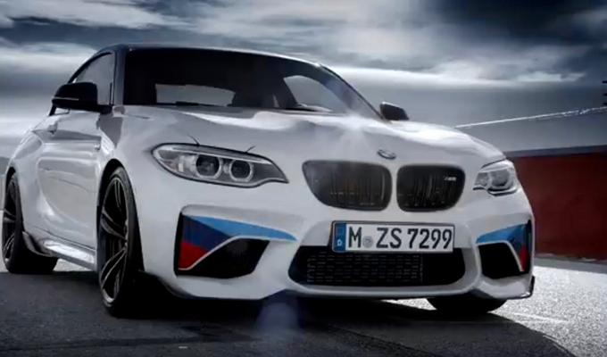 BMW M2 Coupé: carattere accentuato con le componenti M Performance [VIDEO]