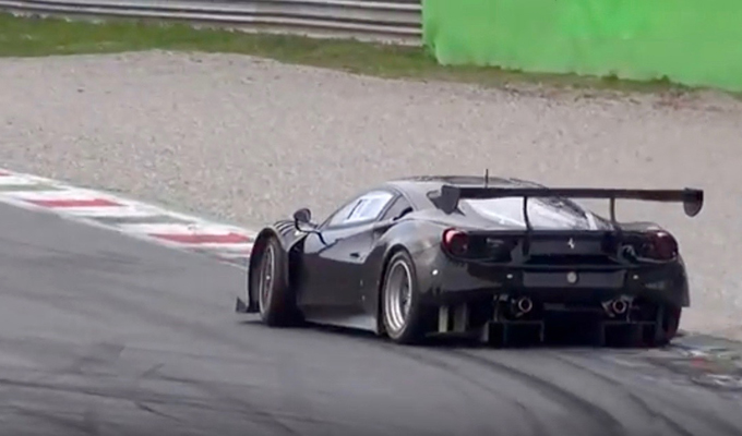 Ferrari 488 GT3: due esemplari ripresi in azione sul tracciato di Monza [VIDEO]