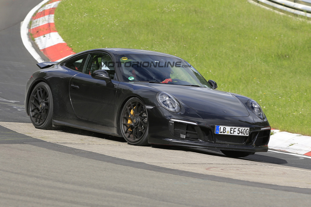 Nuova Porsche 911 GTS immortalata durante i test in pista [FOTO SPIA]