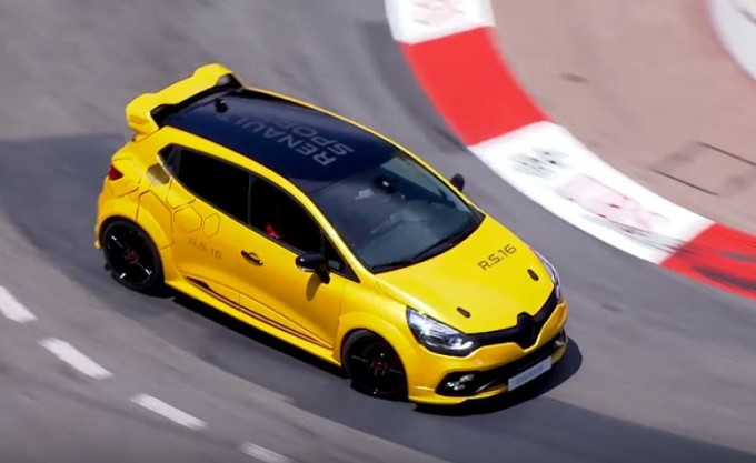 Renault Clio R.S. 16, Magnussen gira sulla pista di Monaco con la piccola da 275 CV [VIDEO]