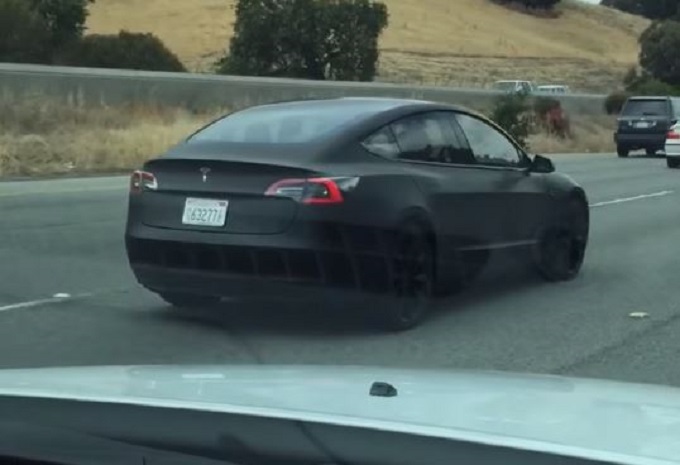 Tesla Model 3, un prototipo filmato in autostrada negli Stati Uniti [VIDEO SPIA]