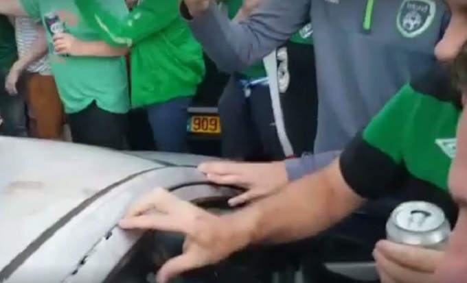 Euro 2016, tifosi irlandesi ammaccano il tetto di un’auto: il tentativo di rimediare è apprezzabile [VIDEO]