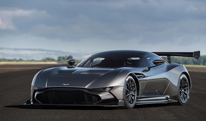 Aston Martin Vulcan: boati di potenza sul tracciato di Le Mans [VIDEO]