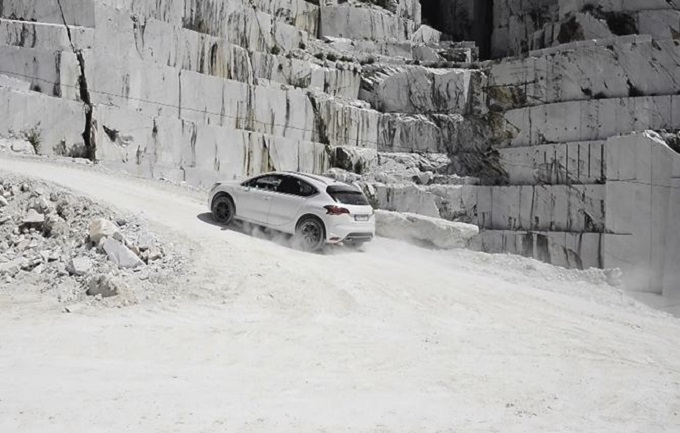 Nuova DS4 Crossback, passo sicuro tra le cave di marmo delle Alpi Apuane [VIDEO]