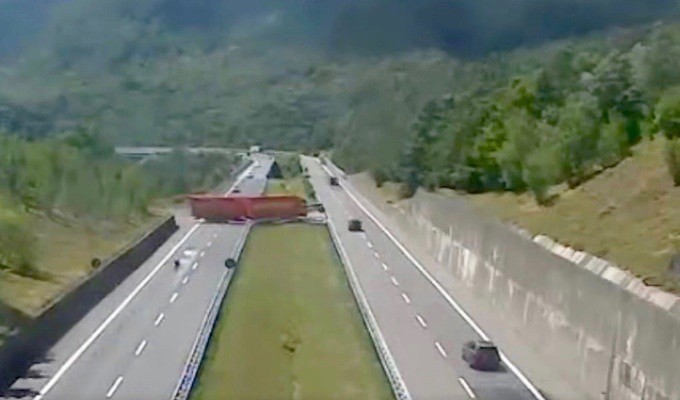 Inversione pericolosa di un camionista sulla A15: nessun incidente ma rischio elevatissimo [VIDEO]