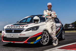 Stefano Accorsi e la Peugeot 308 Mi16: da pilota nello schermo a pilota nella realtà