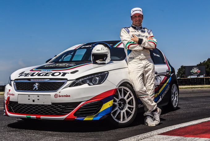 Stefano Accorsi e la Peugeot 308 Mi16: da pilota nello schermo a pilota nella realtà