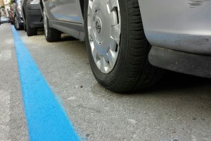 Parcheggio sulle strisce blu: è gratis se il parchimetro non accetta il bancomat
