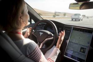 Tesla, primo incidente mortale e l’Autopilot finisce sotto inchiesta negli USA