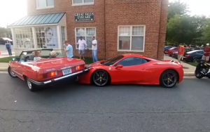 Ferrari 458 Speciale: danneggiata da una Mercedes 380 SL [VIDEO]