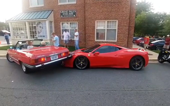 Ferrari 458 Speciale: danneggiata da una Mercedes 380 SL [VIDEO]