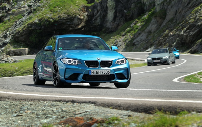 BMW M, la potenza della gamma bavarese invade la Transfagarasan [VIDEO]