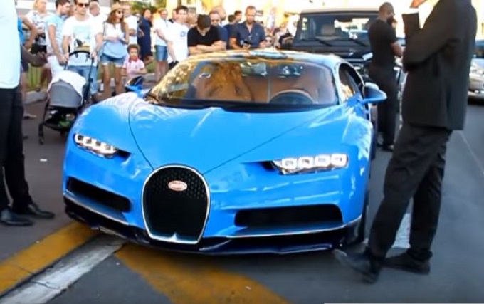Bugatti Chiron, la supercar manda in delirio i curiosi sulle strade di Cannes [VIDEO]
