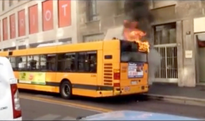 Bus prende fuoco a Milano, paura ma nessun ferito
