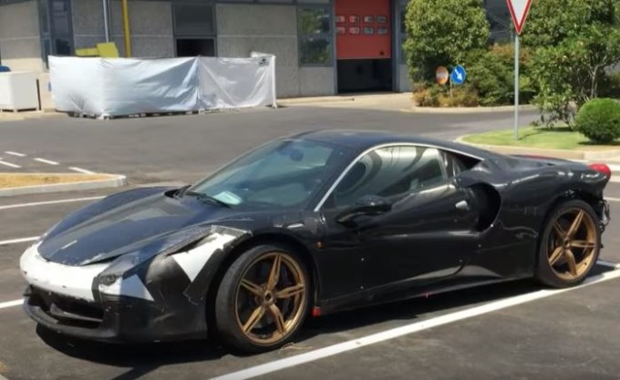 Ferrari 488 con tecnologia KERS spiata a Maranello, versione Speciale all’orizzonte? [VIDEO SPIA]