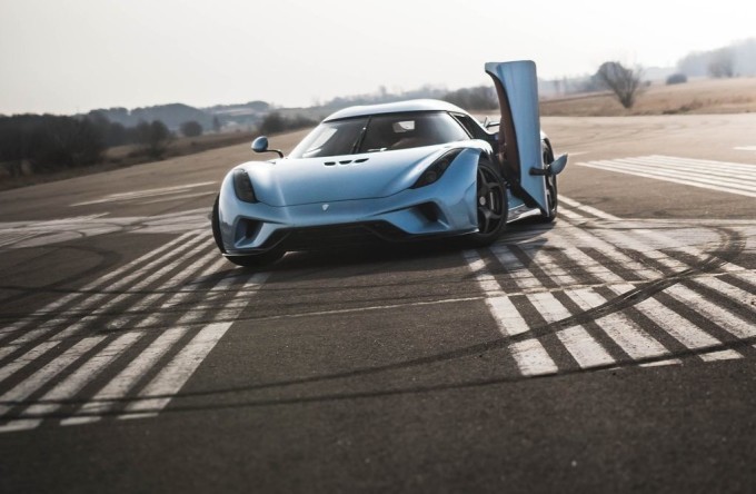 Koenigsegg Regera, l’hypercar estrema che butta il fumo negli occhi [VIDEO]