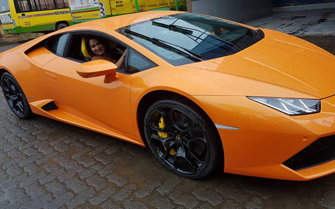 Lamborghini Huracan: in India la moglie di un politico impatta contro un risciò [VIDEO]