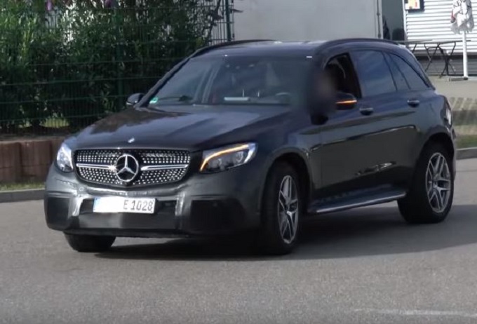 Mercedes-AMG GLC 63: filmato un prototipo per strada in Germania [VIDEO]