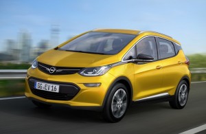 Opel Ampera-e, la nuova elettrica da 204 CV corre verso il Salone di Parigi