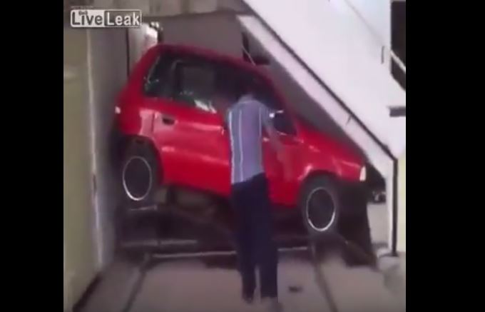 Parcheggio ingegnoso: l’auto trova posto nel sottoscala [VIDEO]