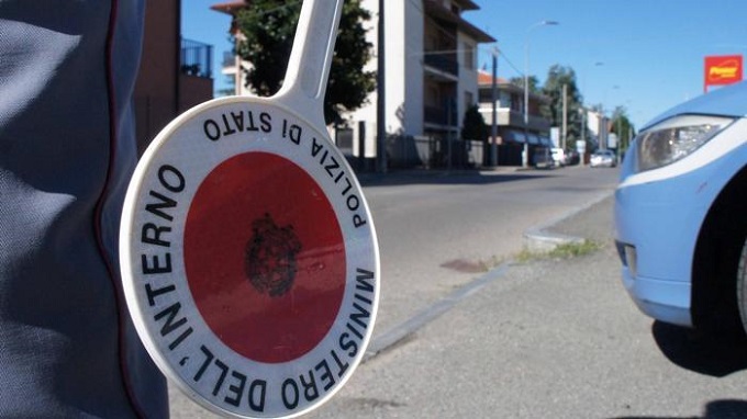 Rovigo, camionista scappa a un controllo, invade la pista ciclabile e sfascia tutto