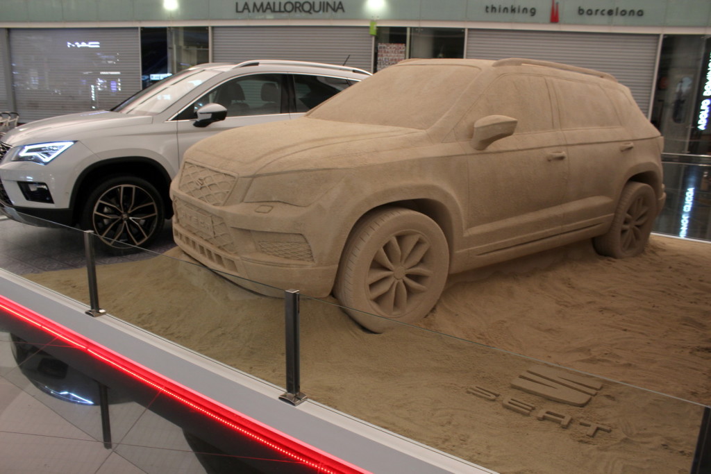 SEAT Ateca, scultura di sabbia in bella mostra all’aeroporto di Barcellona [FOTO]