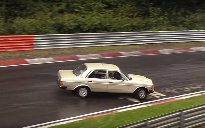 Mercedes D200: testacoda e lieve impatto sulle barriere del Nordschleife [VIDEO]