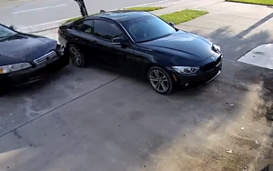Parcheggio fai da te: entrare nel garage eseguendo un drift [VIDEO]