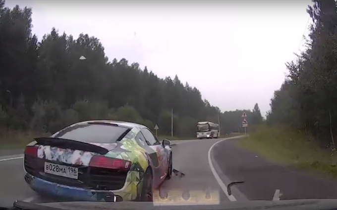 Audi R8: protagonista di un sorpasso azzardato ad opera di uno sciagurato conducente [VIDEO]
