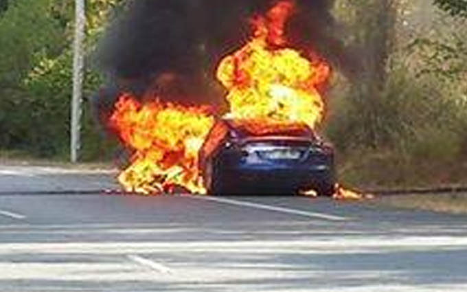 Tesla Model S 90D: incendio in Francia durante il tour elettrico dell’estate