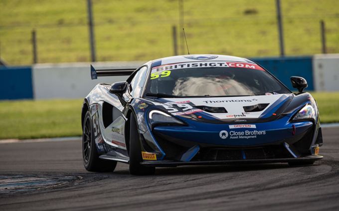 McLaren 570S GT4: seconda vittoria nell’ultima gara stagionale del British GT [FOTO]