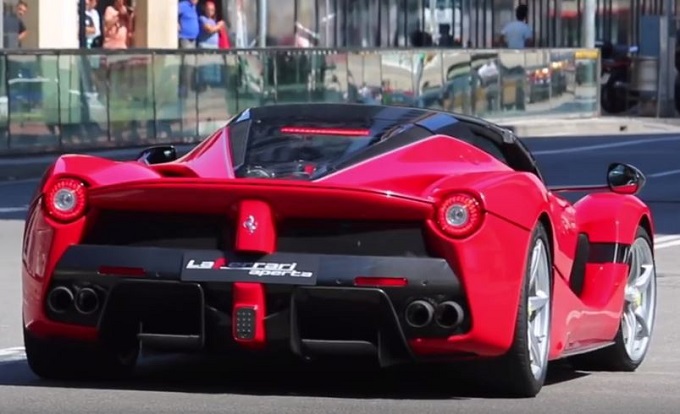 Ferrari LaFerrari Aperta: accelerazione e sound durante le riprese del promo [VIDEO]