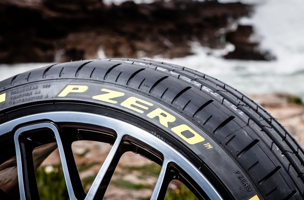 Pirelli va a braccetto con Ferrari e calza il meglio delle anteprime al Salone di Parigi