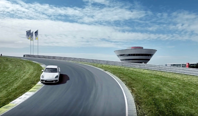 Nuova Porsche Panamera 4 E-Hybrid: l’esuberanza dell’ibrido su pista [VIDEO]