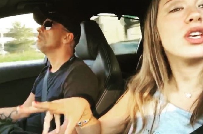 Ramazzotti sull’Audi RS6: duetto in auto con la figlia Aurora [VIDEO]