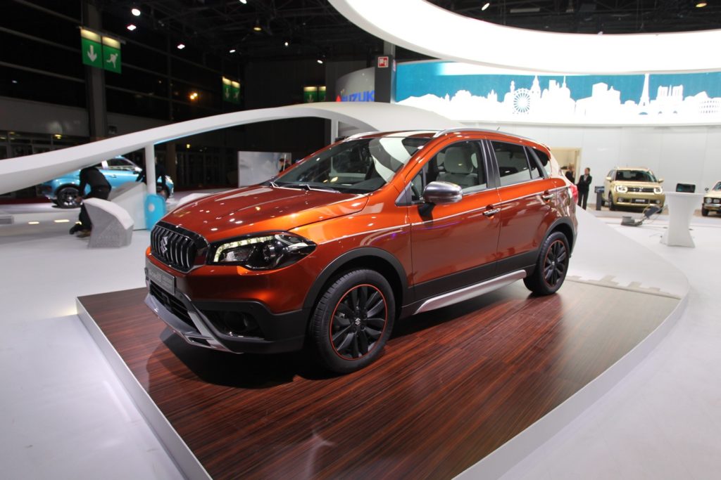 Suzuki S-Cross: primo bagno di folla al Salone di Parigi 2016 [FOTO E VIDEO LIVE]