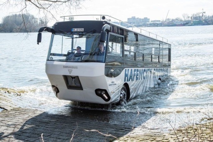 Amburgo, l’autobus anfibio naviga sul fiume Elba [VIDEO]