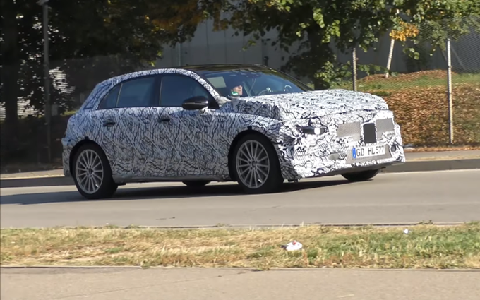 Mercedes Classe A 2018: il muletto della quarta generazione alle prese con i test [VIDEO]