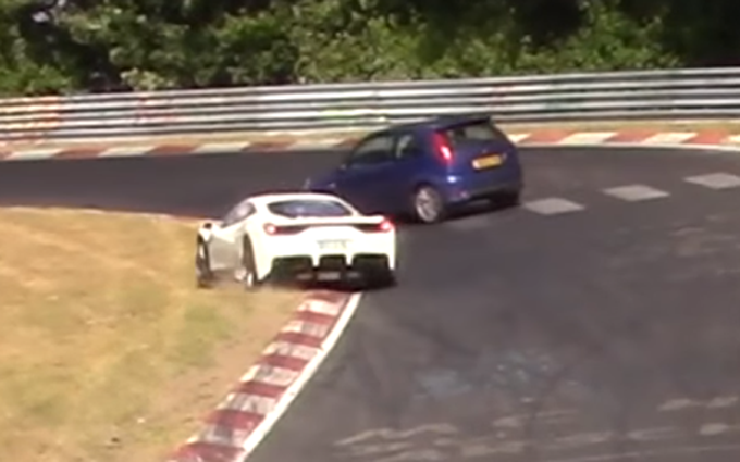 Ferrari 458 Speciale: evitato lo scontro con una Ford Fiesta al Nurburgring [VIDEO]