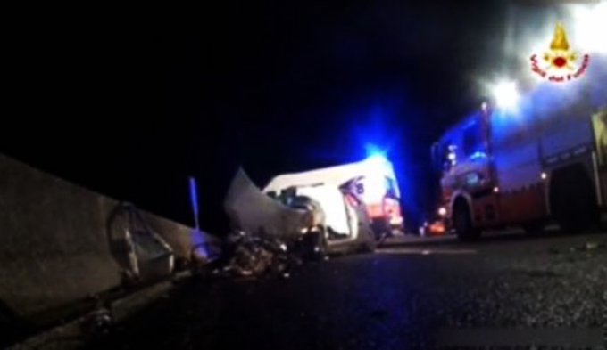 In autostrada a 170 km/h, si filma e perde il controllo: morta 25enne